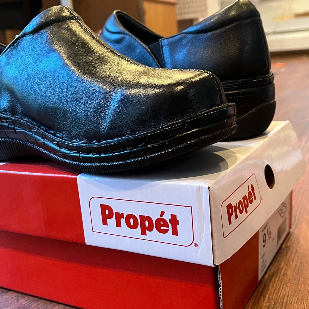 Propét 9.5 XW women’s shoe - black clogs. Black Leather Slip-On 9 1/2  X(2E) - Picture 9 of 14